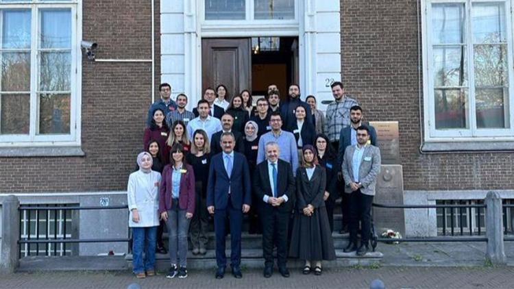 Bakan Özer YLSY bursuyla Hollanda’da eğitim alan öğrencilerle bir araya geldi