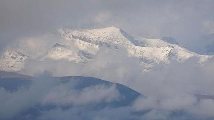 Yüksekovaya mevsimin ilk karı düştü