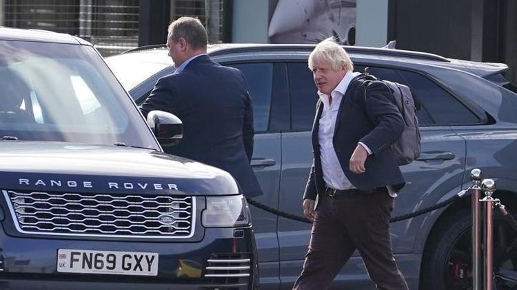 Boris Johnson tatilini yarıda kesip İngiltereye döndü