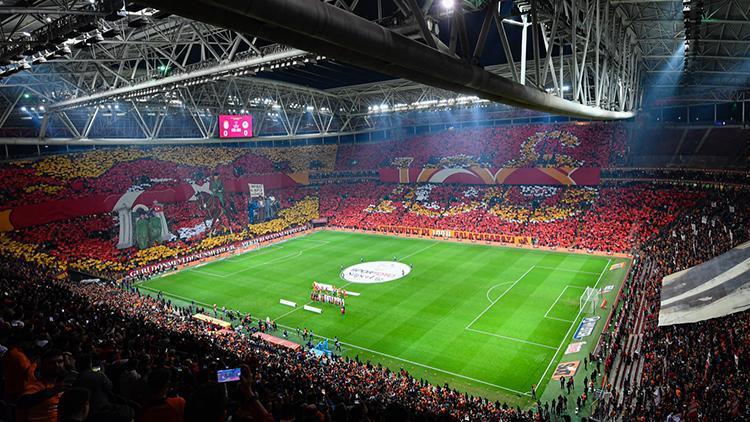 Galatasaray taraftarından Cumhuriyetin 100. yılına özel koreografi