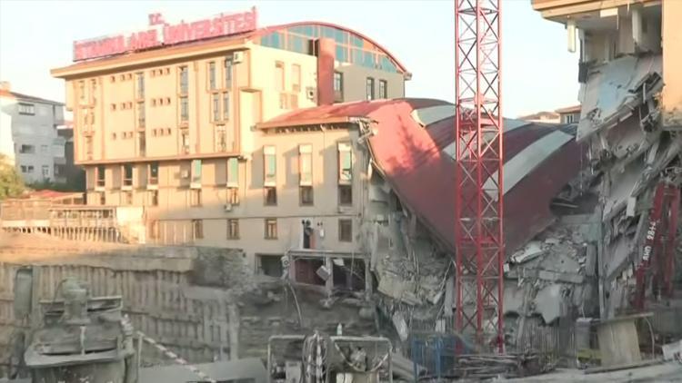 İstanbulda 3 katlı özel üniversite binasında kısmi çökme