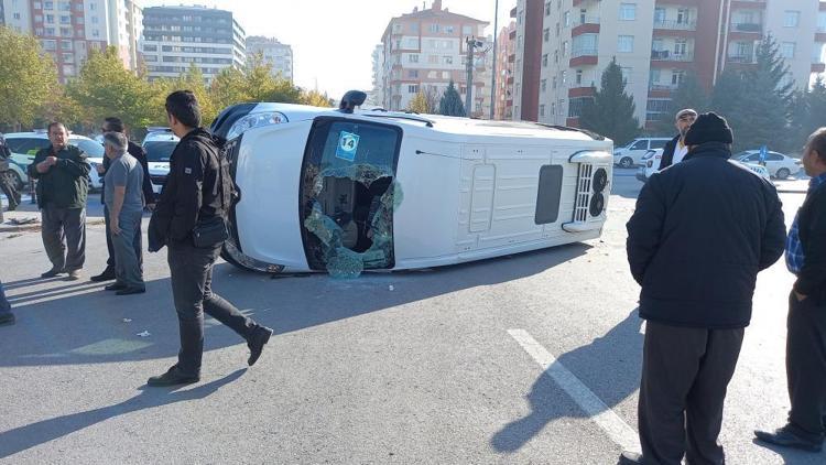 Konyada okul servisi ile otomobil çarpıştı: 14ü öğrenci 17 yaralı