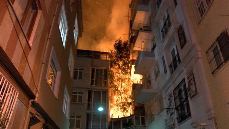 Beyoğlunda 6 binada yangın: Çok sayıda ekip sevk edildi