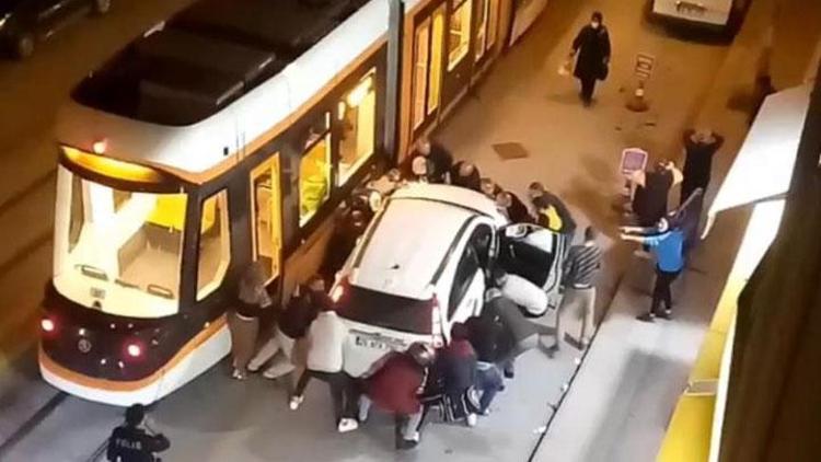 Cip ile tramvay arasında sıkışan motosiklet sürücüsünü böyle kurtardılar