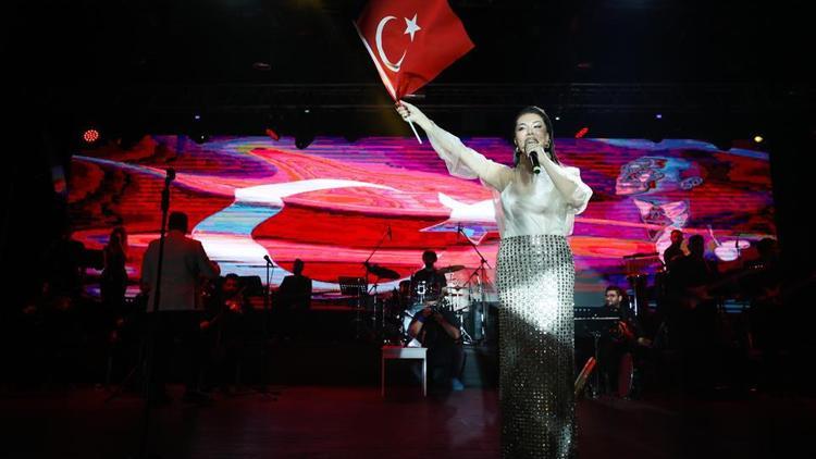 Önce gösteri sonra konser