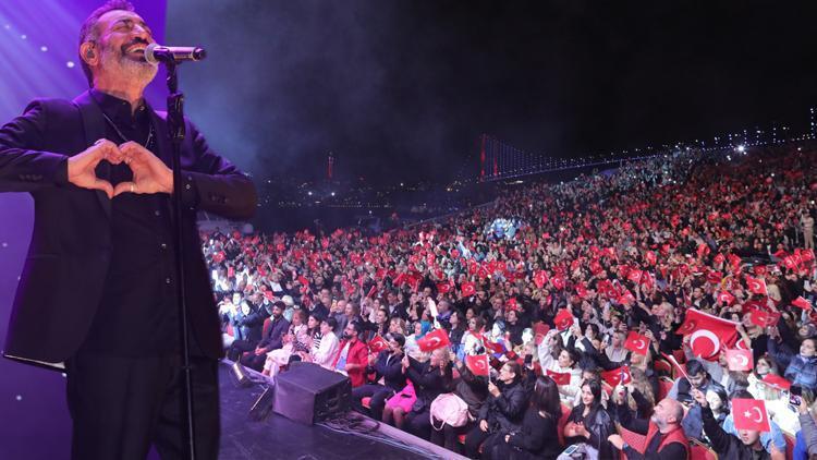 Kuruçeşme kırmızı - beyaza büründü... Hakan Altunla en güzel aşk şarkıları