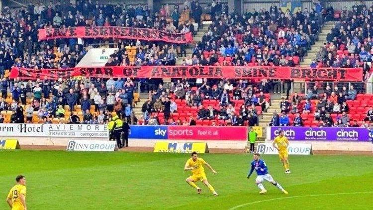 İskoçyada St. Johnstone taraftarları 26. dakikada Eskişehirspor için pankart açtı