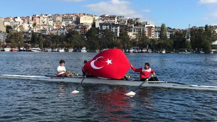 Haliçte bayrak açan kürekçiler, Cumhuriyetin 99. yılını kutladı