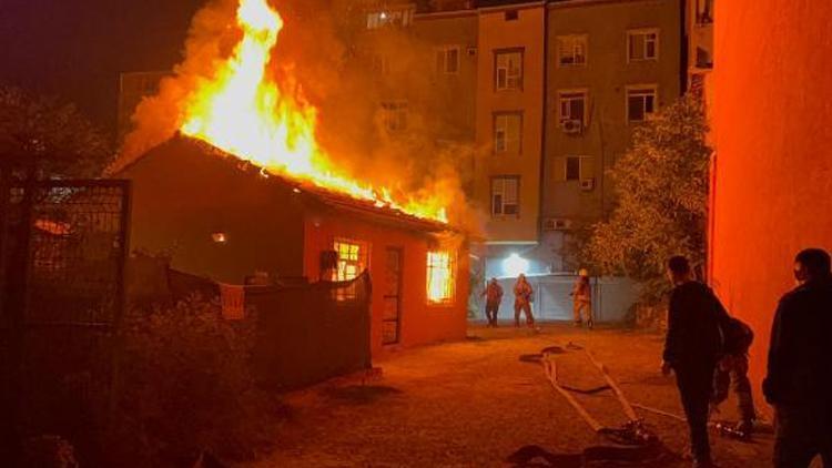 Arnavutköyde korkutan yangın Gece kondu alev alev yandı