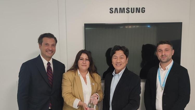 CEMDAĞ, Almanya’dan Dünya devi Samsung’dan aldığı “Commitment & Innovation” ödülü ile döndü.