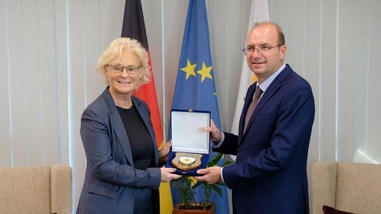 Almanya Savunma Bakanı Lambrecht’ten GKRYe ziyaret