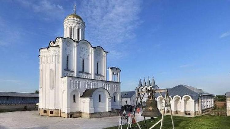 Ukrayna’da 160 yıllık manastır, saldırılarda ağır hasar gördü