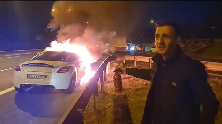 TEM Otoyolu’nda otomobil alev alev yandı: İtfaiye alevlere bidonlarla müdahale etti