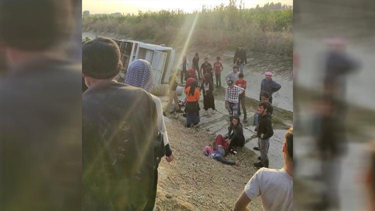 Adanada tarım işçilerini taşıyan araç kaza yaptı: 12 yaralı