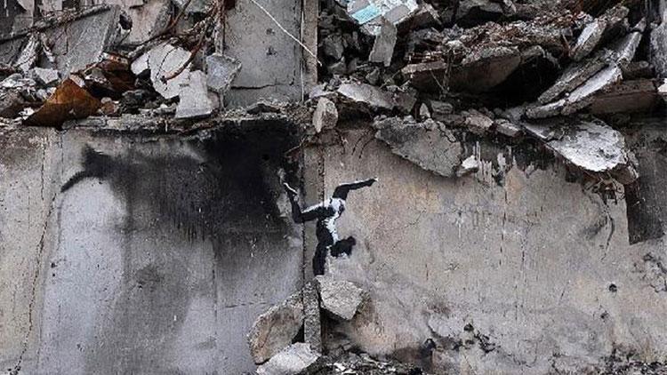 Ünlü duvar ressamı Banksy’nin son eseri, Ukrayna’da bombalanan bir binada ortaya çıktı