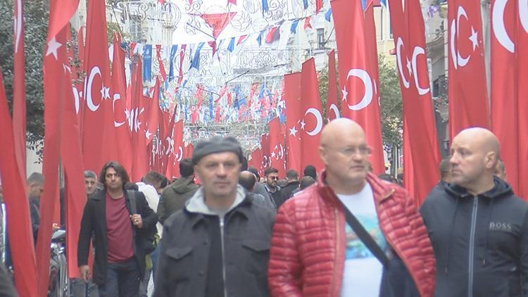 Taksimde İstiklal Caddesi Türk bayraklarıyla donatıldı