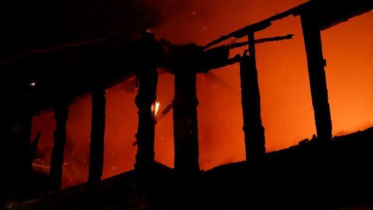 Geceyi alevler aydınlattı, tarihi ahşap bina alev topuna döndü