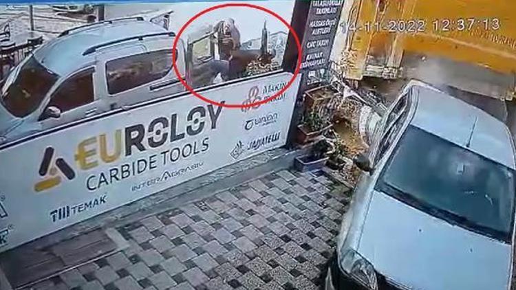 Freni boşalan kamyon dehşet saçtı: 3 otomobil ile 2 yayaya çarpıp, iş yerine daldı