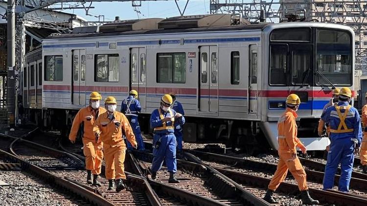 Japonya’da yolcu treni raydan çıktı