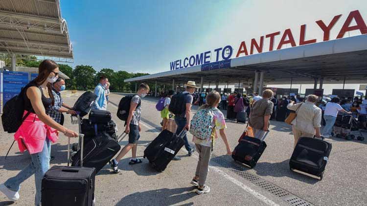 Antalya’da 13 milyon turist sınırı aşıldı