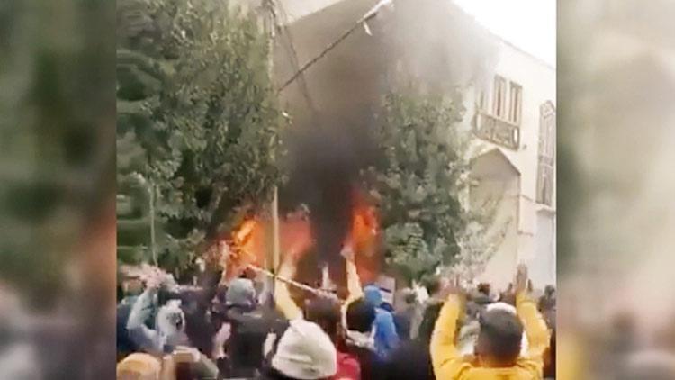İran’da Humeyni’nin baba evinin ateşe verildiği iddiası