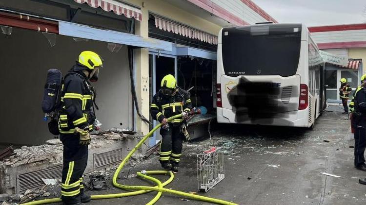 Belediye otobüsü iş yerine daldı: 5 kişi yaralandı