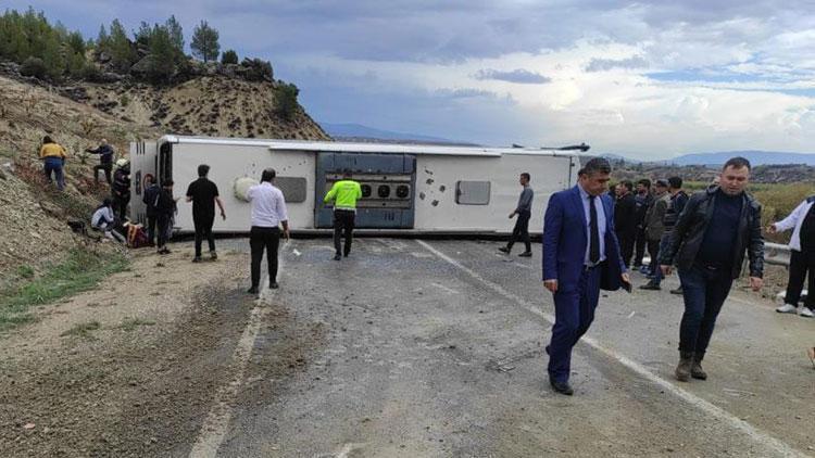 Mersinde yolcu otobüsü devrildi: 18 yaralı