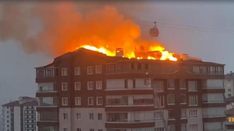 Ankarada 10 katlı binanın çatısında yangın