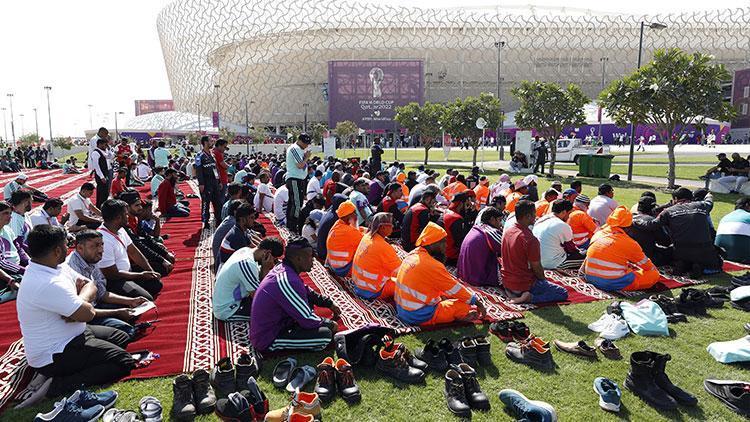 Doha’da stadyumların çevresinde yüzlerce kişi Cuma namazını kıldı