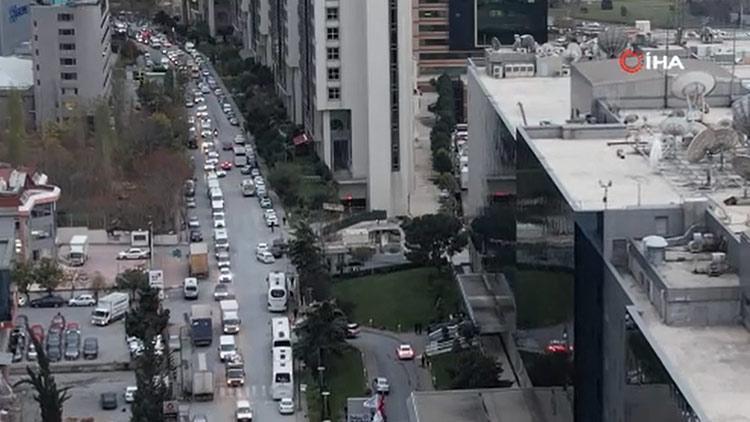 İstanbul’da alışveriş nedeniyle trafik yoğunluğu oluştu