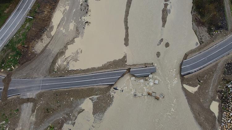 Bartında ırmak suyu yükselince geçici servis yolu çöktü