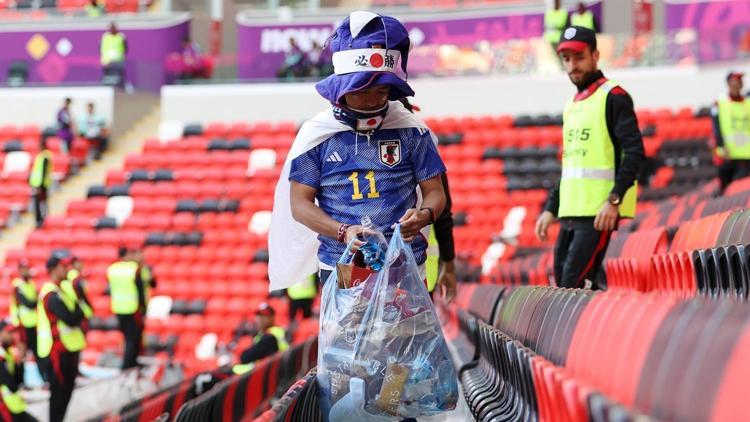 Japonlar, Dünya Kupasında kaybettikleri Kosta Rika maçından sonra tribünleri temizledi