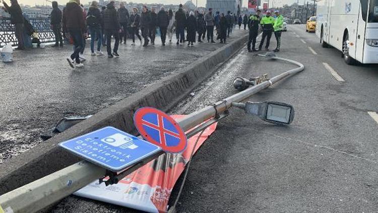 Galata Köprüsünde aydınlatma direği devrildi: Tramvay seferleri aksadı