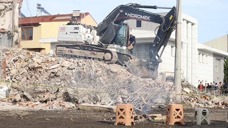 Depremin ardından Düzce’de yaralar sarılmaya devam ediyor: Yıkım kararı verilen 5 binada işlemler tamamlandı