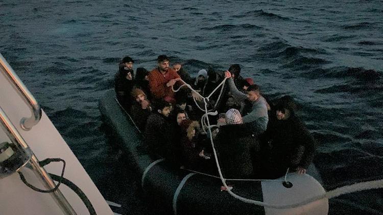 Yunanistanın ölüme ittiği 182 göçmen Sahil Güvenlik Komutanlığı tarafından kurtarıldı