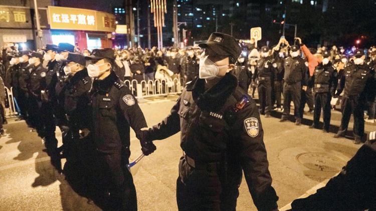 Çin’de polis sertleşiyor: Protestolar için harekete geçtiler