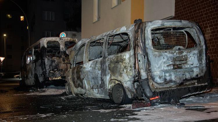 Karakolun önündeki polis araçlarını yaktılar