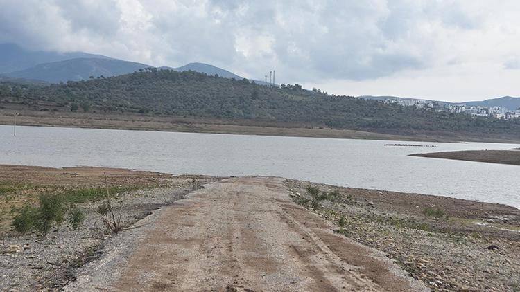 Bodrum barajları alarm veriyor Su seviyesi düşünce eski İzmir kara yolu gün yüzüne çıktı