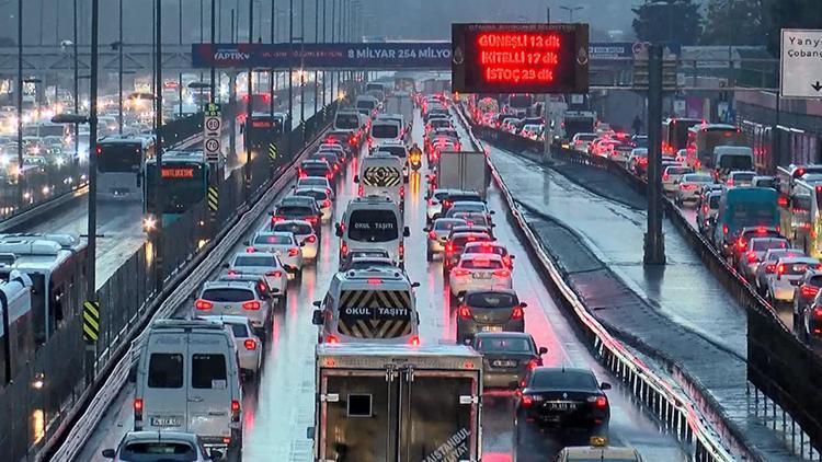 Son dakika: İstanbulda trafik kilit Yoğunluk yüzde 81i gördü