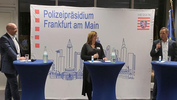 Frankfurt Polisi göçmenleri ağırladı