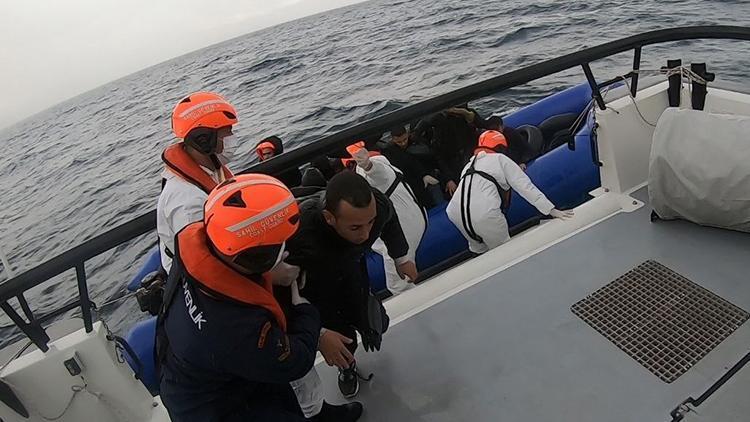 İzmir açıklarında 69 düzensiz göçmen yakalandı