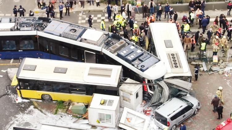 Tramvay otobüsü ikiye böldü: 33 kişi yaralandı