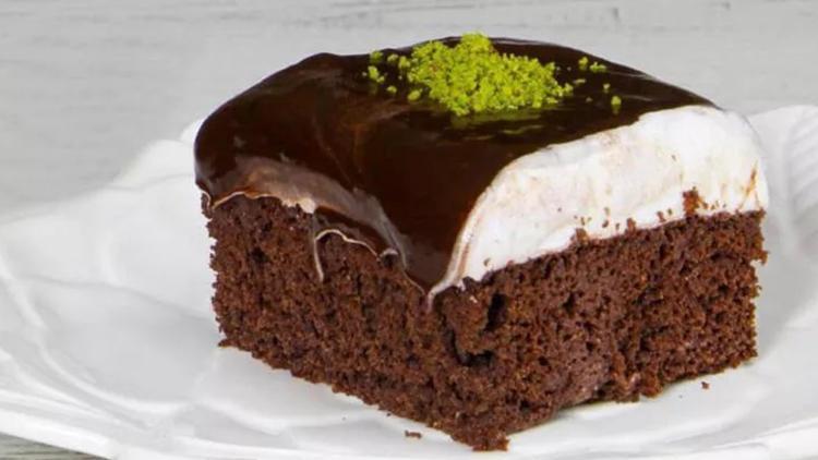 Gelinim Mutfakta ağlayan pasta tarifi: Akışkan çikolata sosuyla ağlayan pasta nasıl yapılır, malzemeleri nelerdir?