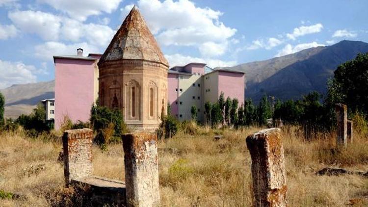 Tarihi yapının siluetini bozan o yurt yıkıldı