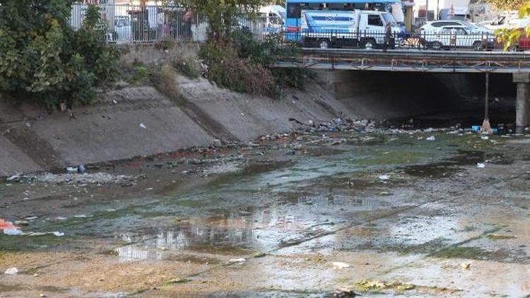 Adanada tepki çeken görüntü: Kanallar çöplük oldu
