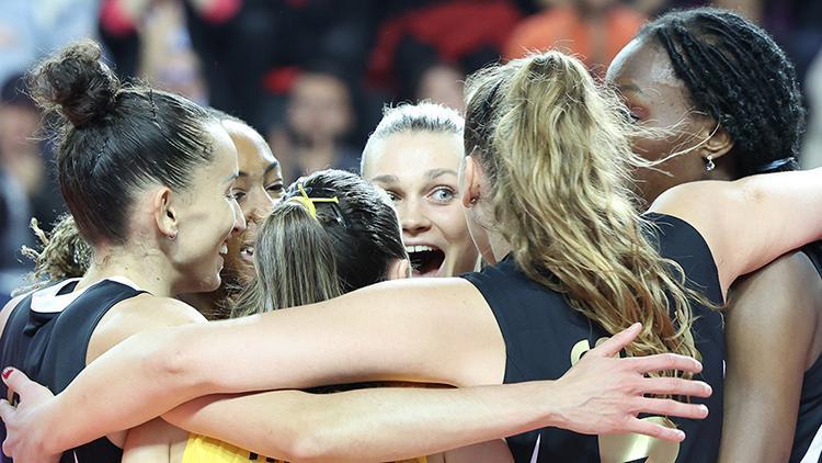 VakıfBank set vermeden yarı finalde