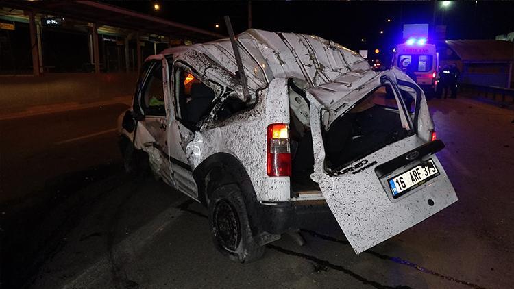 Bursada bariyerlere çarpan hafif ticari araç takla attı