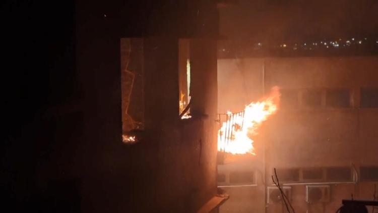 Beyoğlunda 4 yıl önce 2 kişinin öldüğü metruk bina yine alev alev yandı