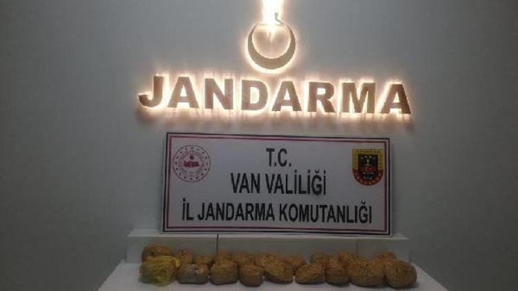 Jandarma ekipleri, arazide 4 kilo skunk ele geçirdi