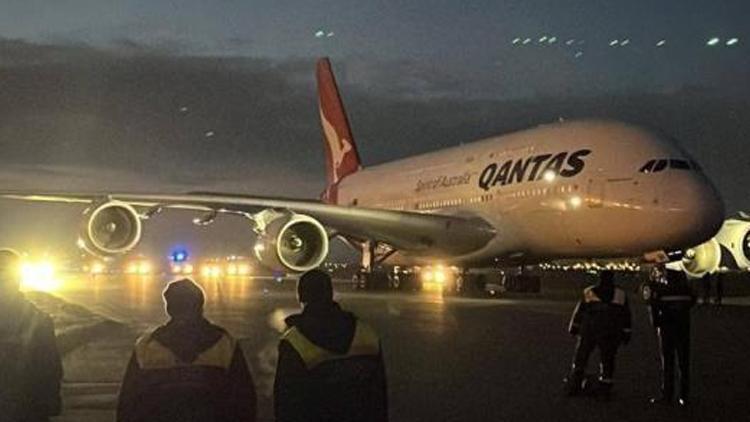 Singapur-Londra uçağı Baküye acil iniş yaptı